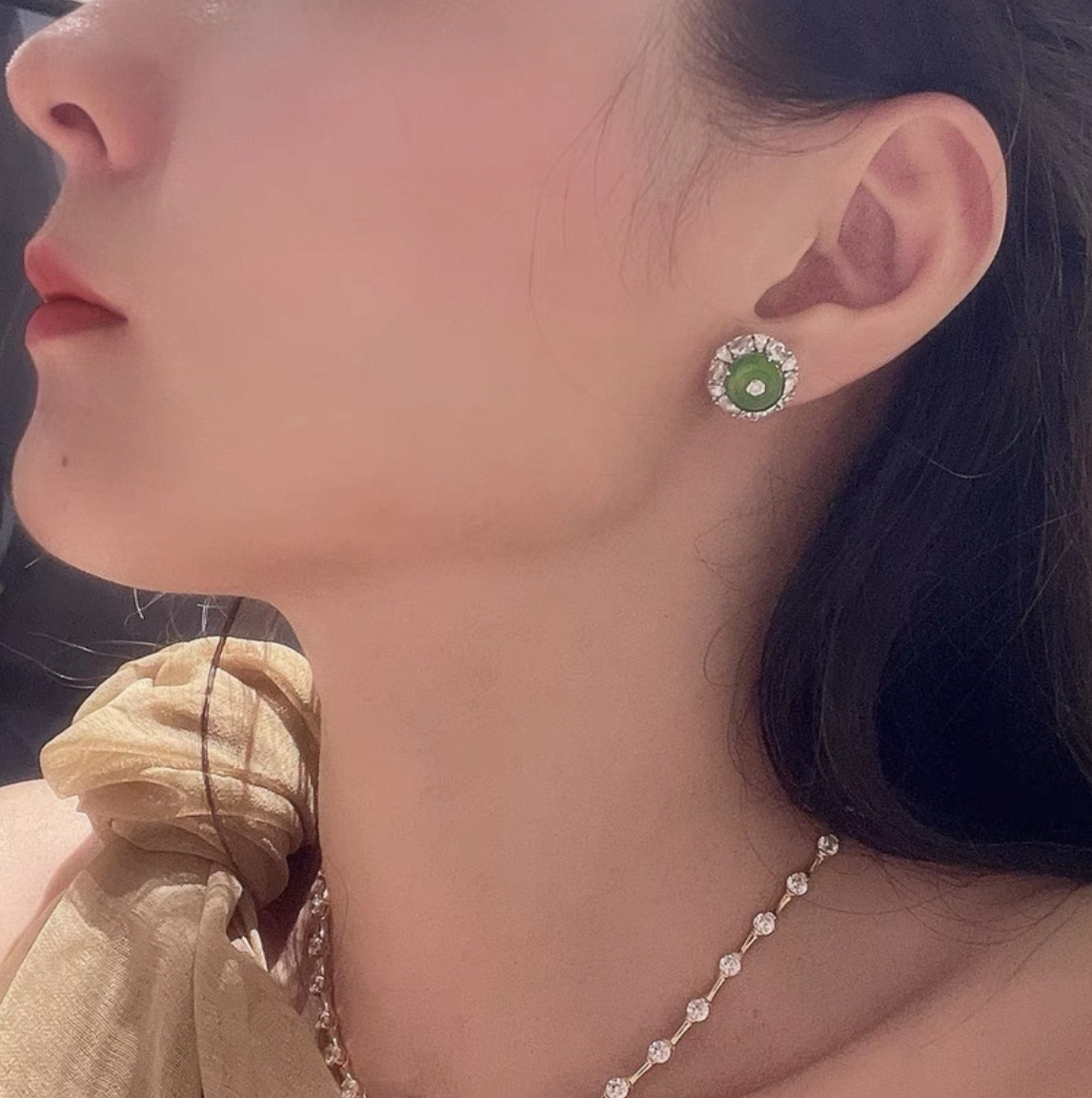 
A6000  👑 国风 🤩高端定制天然  绿玉髓平安扣 梯方钻耳钉 爆火的绝美的翡翠绿 💚简直不要太美