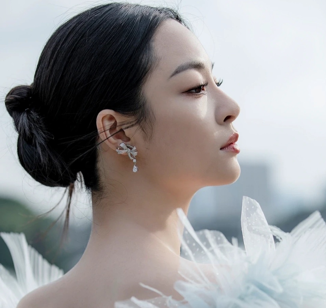 
A1716 👄格拉芙 经典爆款 蝴蝶结 水滴钻 流苏耳钉 优雅中带着甜美的一款耳钉  通体S925纯银