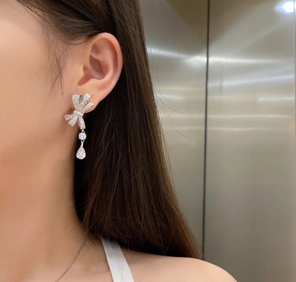 
A1716 👄格拉芙 经典爆款 蝴蝶结 水滴钻 流苏耳钉 优雅中带着甜美的一款耳钉  通体S925纯银