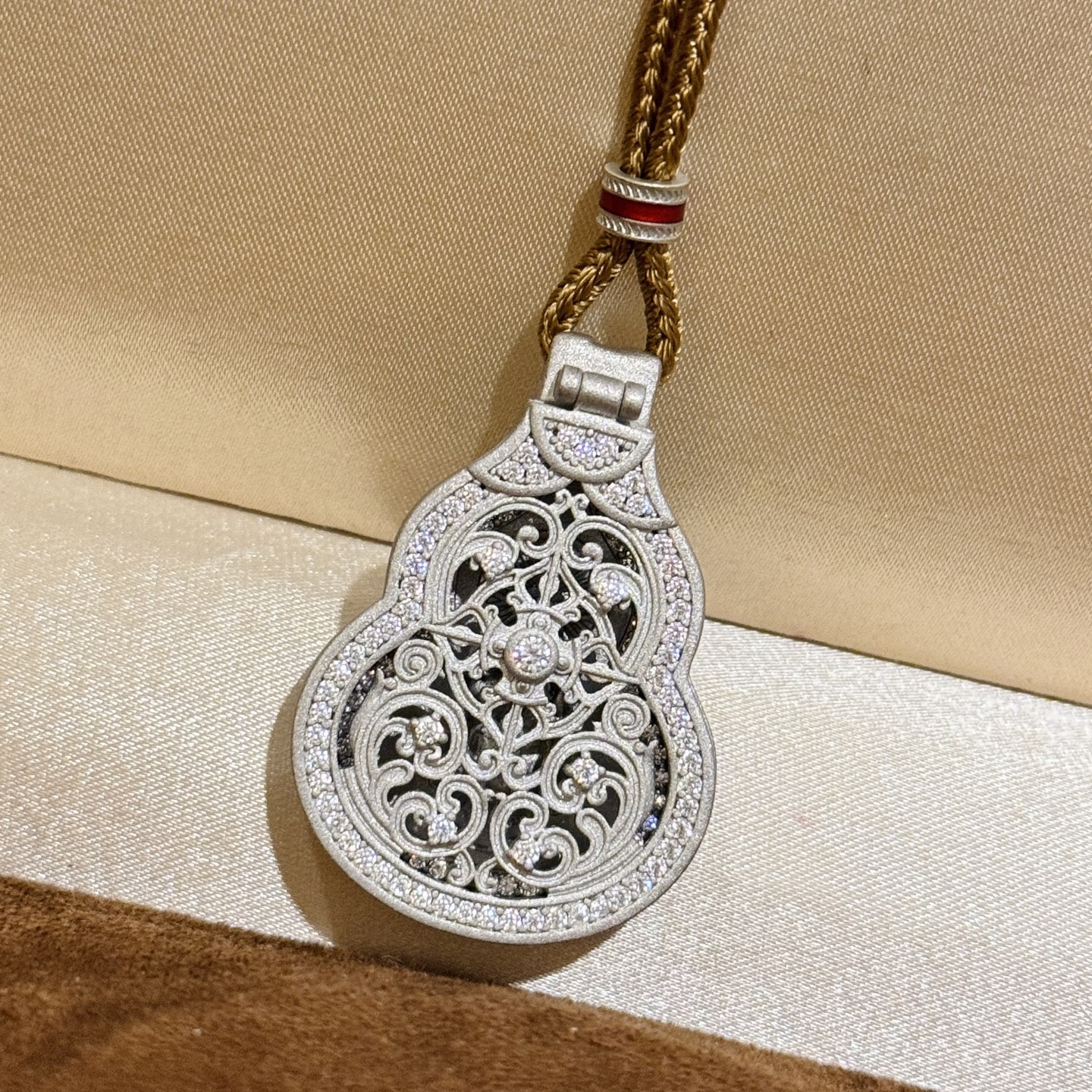 
A6067 👑纯银古法工艺 葫芦 可开盖 财神爷 拉丝磨砂葫芦  金丝绳项  葫芦自古就有“福禄吉祥”