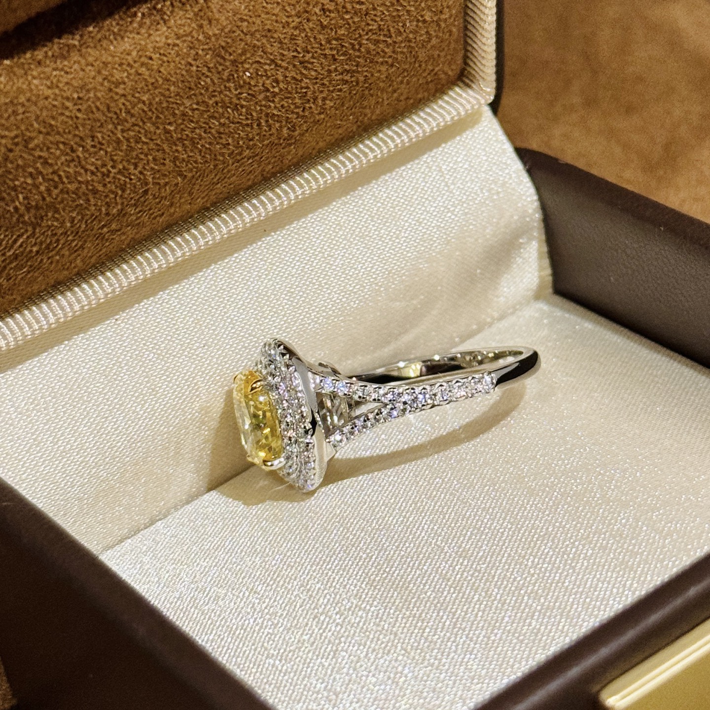  
A6036  【仿真钻】富婆系列 三克拉 鸽子蛋 双排钻戒指 用钻石的切割工艺来切割人工钻，一定要入
