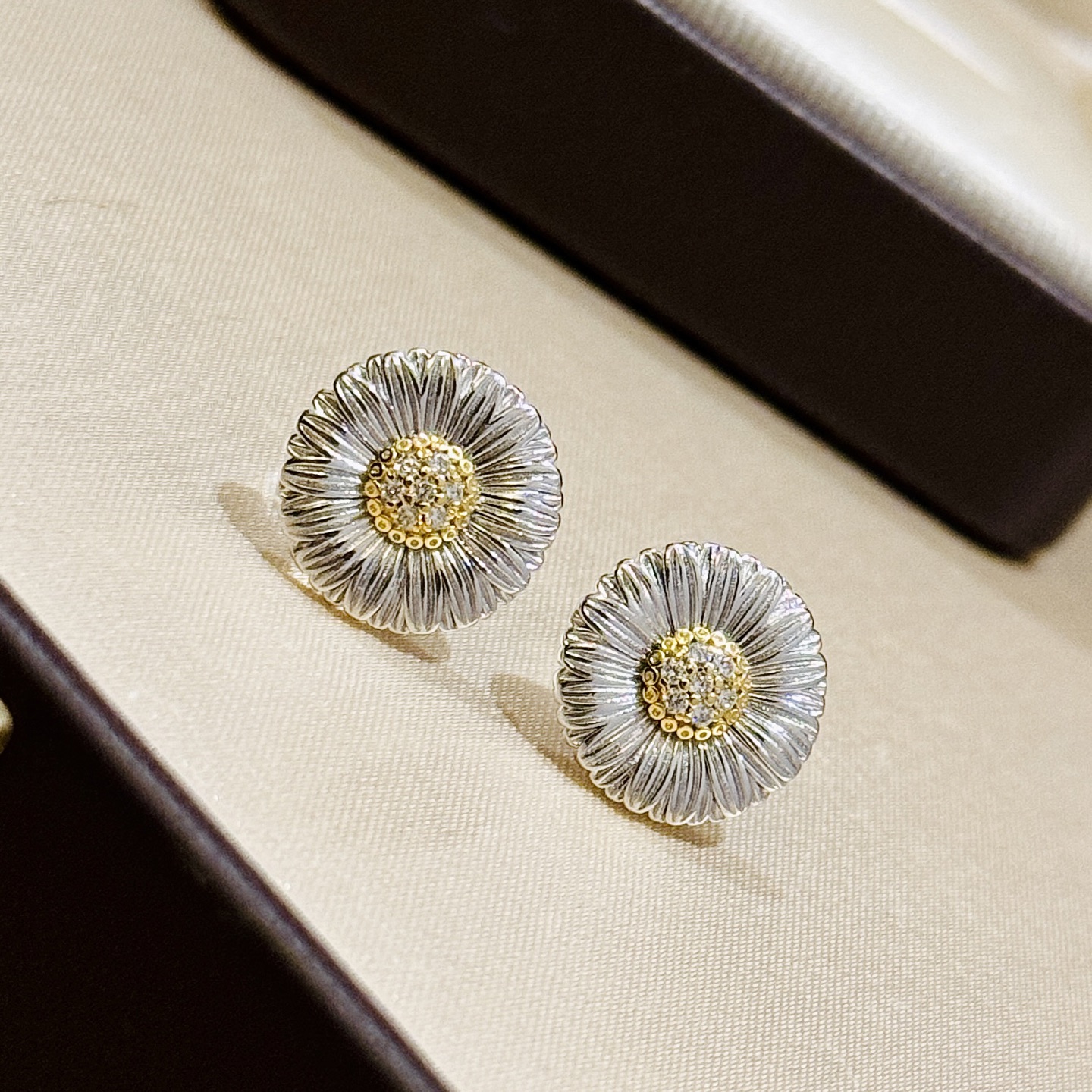 
A6021 👑爆款 中古系列🌼Vintage 小雏菊 磨砂拉丝耳钉  复古浪漫每一次佩戴，都是一次与时