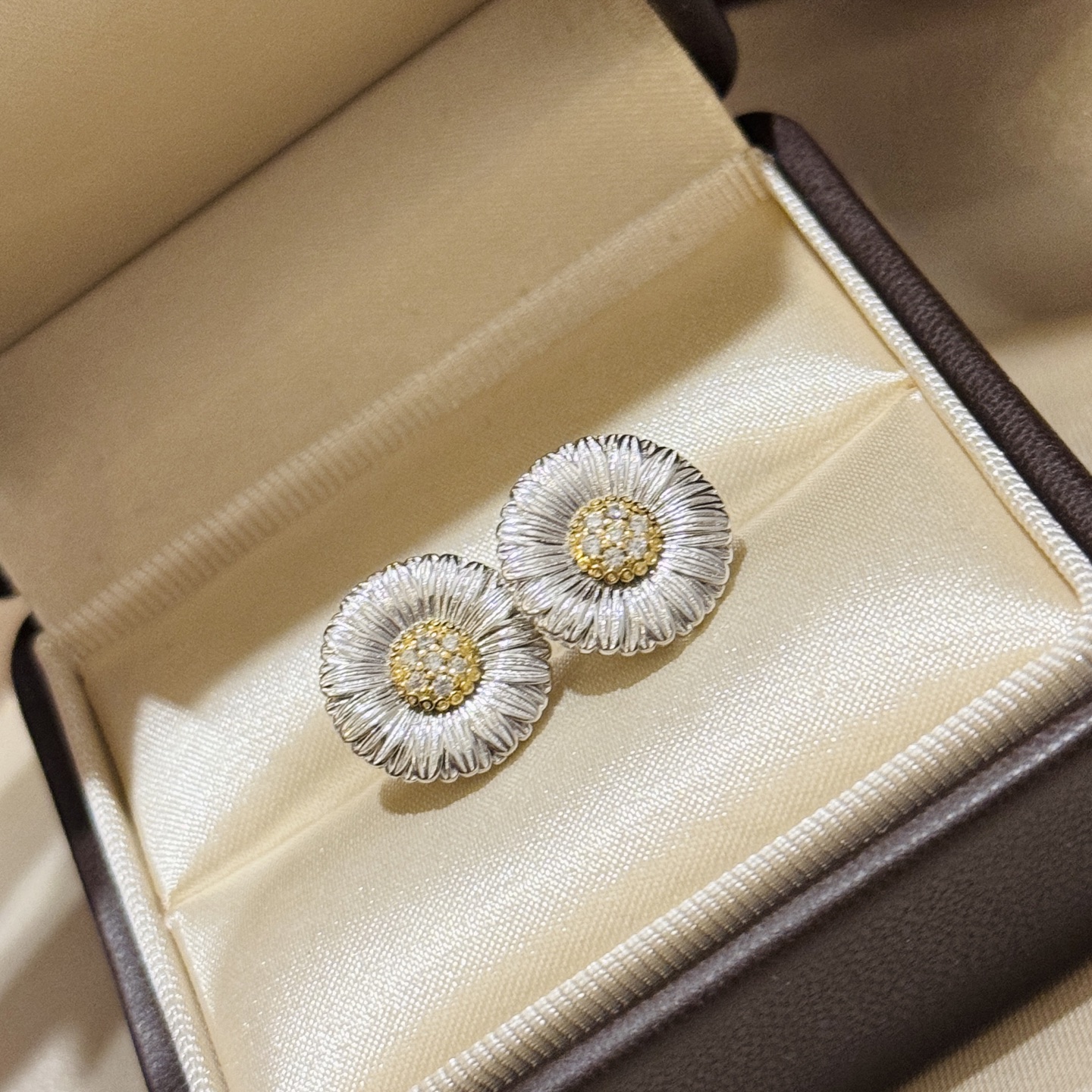 
A6021 👑爆款 中古系列🌼Vintage 小雏菊 磨砂拉丝耳钉  复古浪漫每一次佩戴，都是一次与时