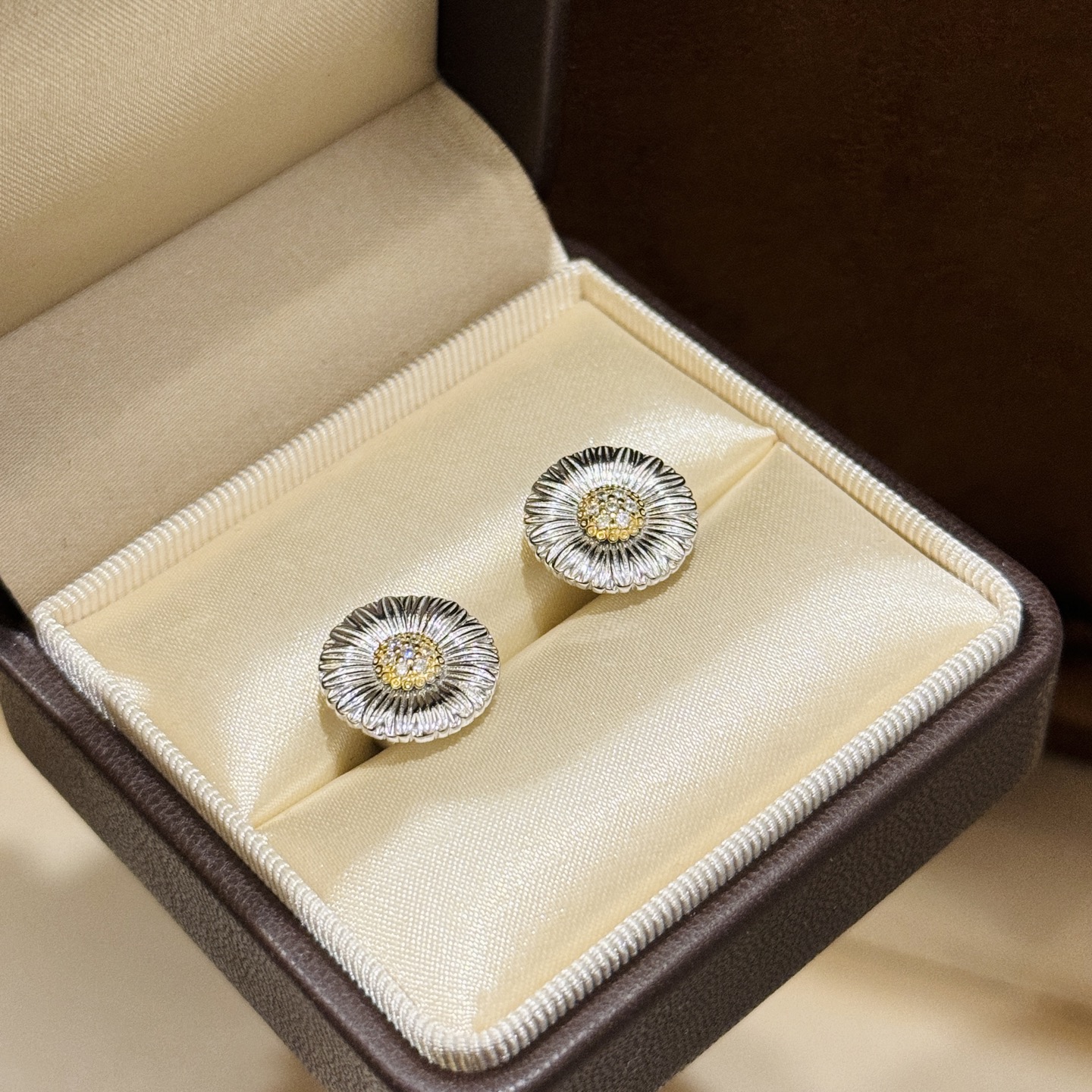 
A6021 👑爆款 中古系列🌼Vintage 小雏菊 磨砂拉丝耳钉  复古浪漫每一次佩戴，都是一次与时