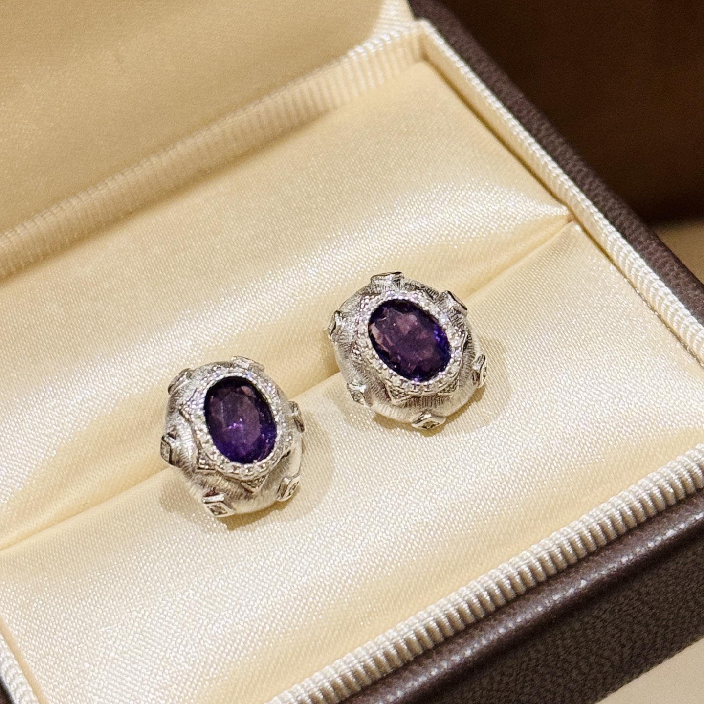  
A6111  👑 独立设计师款 中古风 新款 鸽子蛋 紫水晶🔮 拉丝耳钉 今年最时髦的手工拉丝设计 