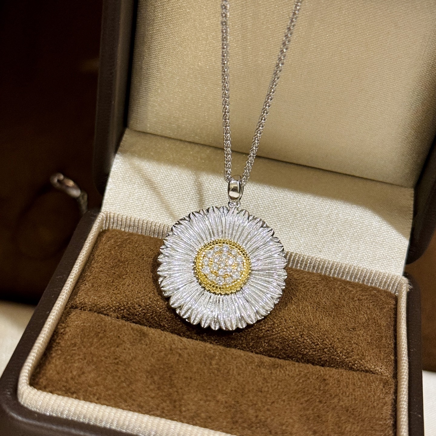 
A6081 👑爆款 中古系列🌼Vintage 小雏菊 磨砂拉丝 项链 复古浪漫每一次佩戴，都是一次与时