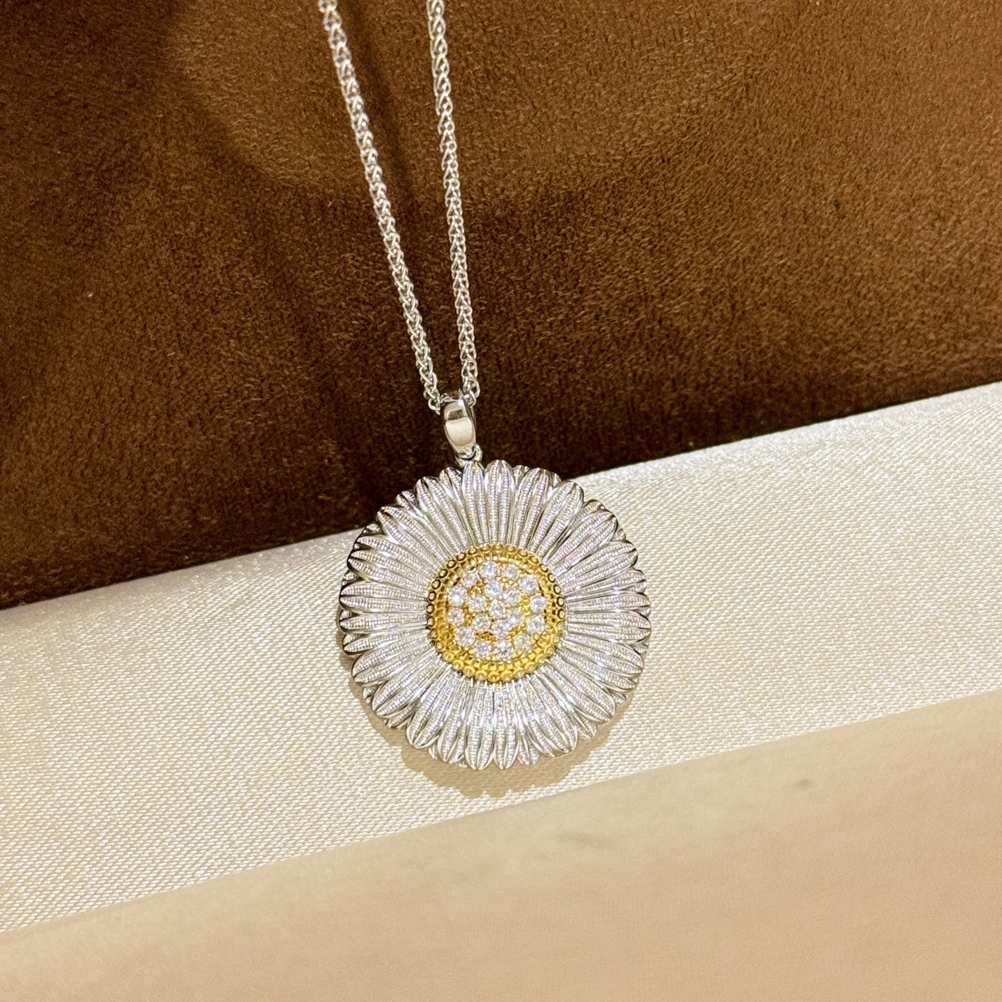 
A6081 👑爆款 中古系列🌼Vintage 小雏菊 磨砂拉丝 项链 复古浪漫每一次佩戴，都是一次与时