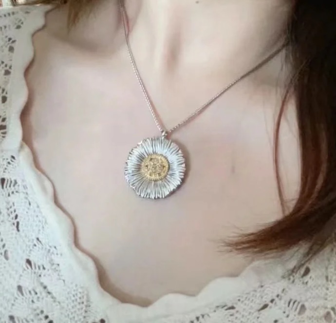 
A6081 👑爆款 中古系列🌼Vintage 小雏菊 磨砂拉丝 项链 复古浪漫每一次佩戴，都是一次与时