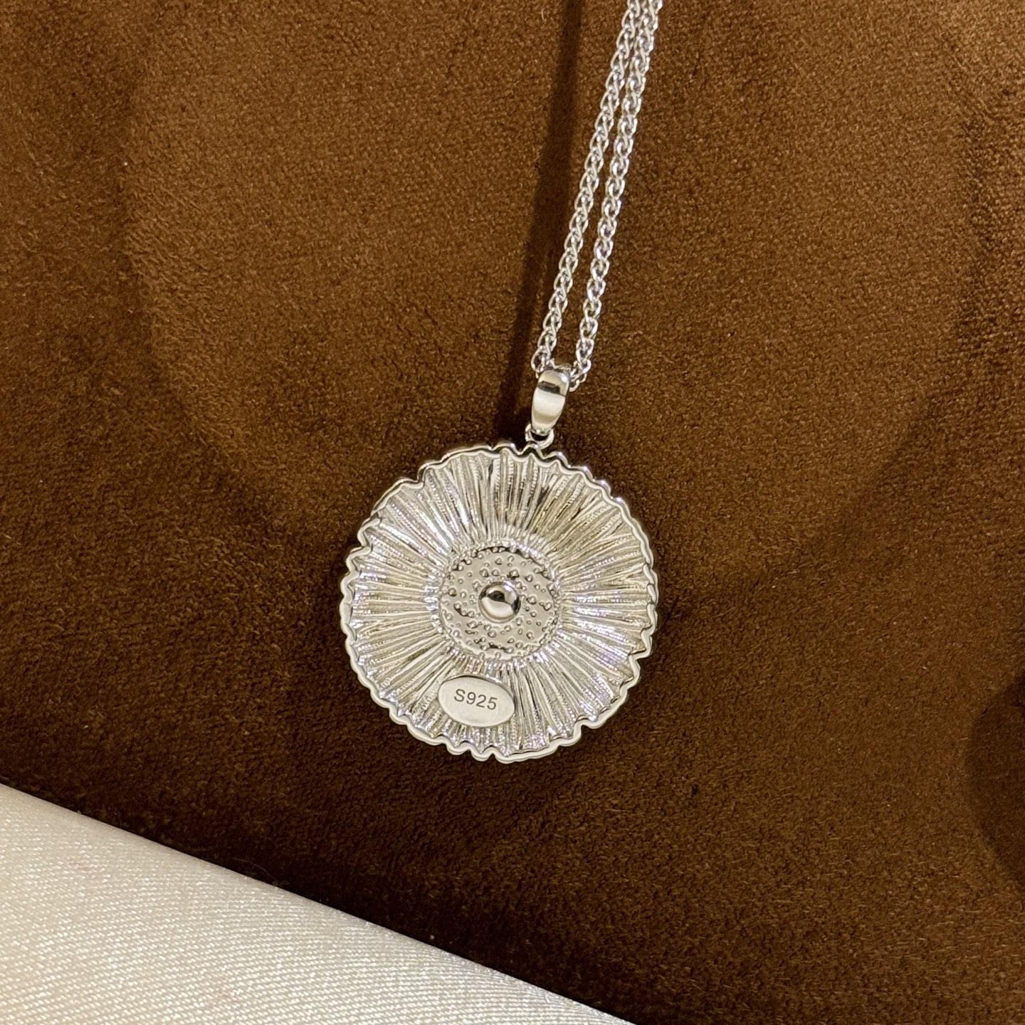 
A6081 👑爆款 中古系列🌼Vintage 小雏菊 磨砂拉丝 项链 复古浪漫每一次佩戴，都是一次与时