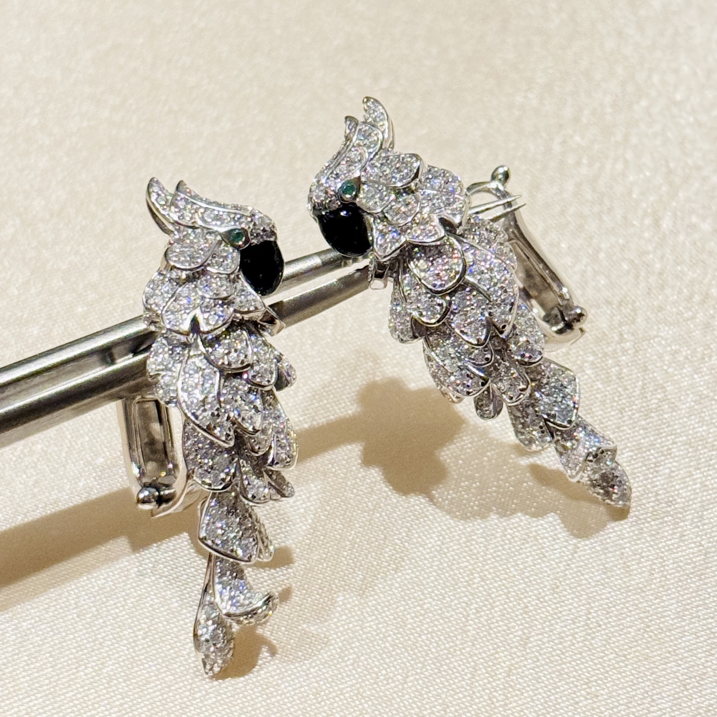 
A6065 👑卡家高级珠宝 鹦鹉系列 鹦鹉 耳拍🔥 历时数千小时才开出来的版 闪耀的锆石镶嵌✨ 鹦鹉的