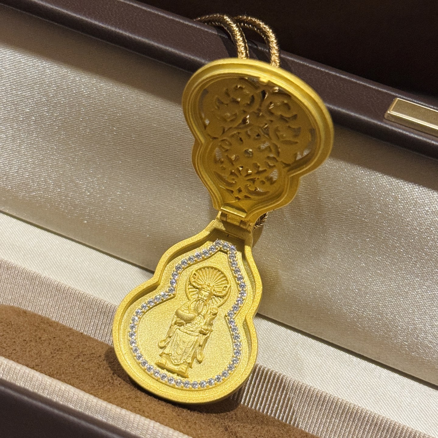 
A6067 👑纯银古法黄金工艺 葫芦 可开盖 财神爷 拉丝磨砂葫芦  金丝绳项  葫芦自古就有“福禄吉