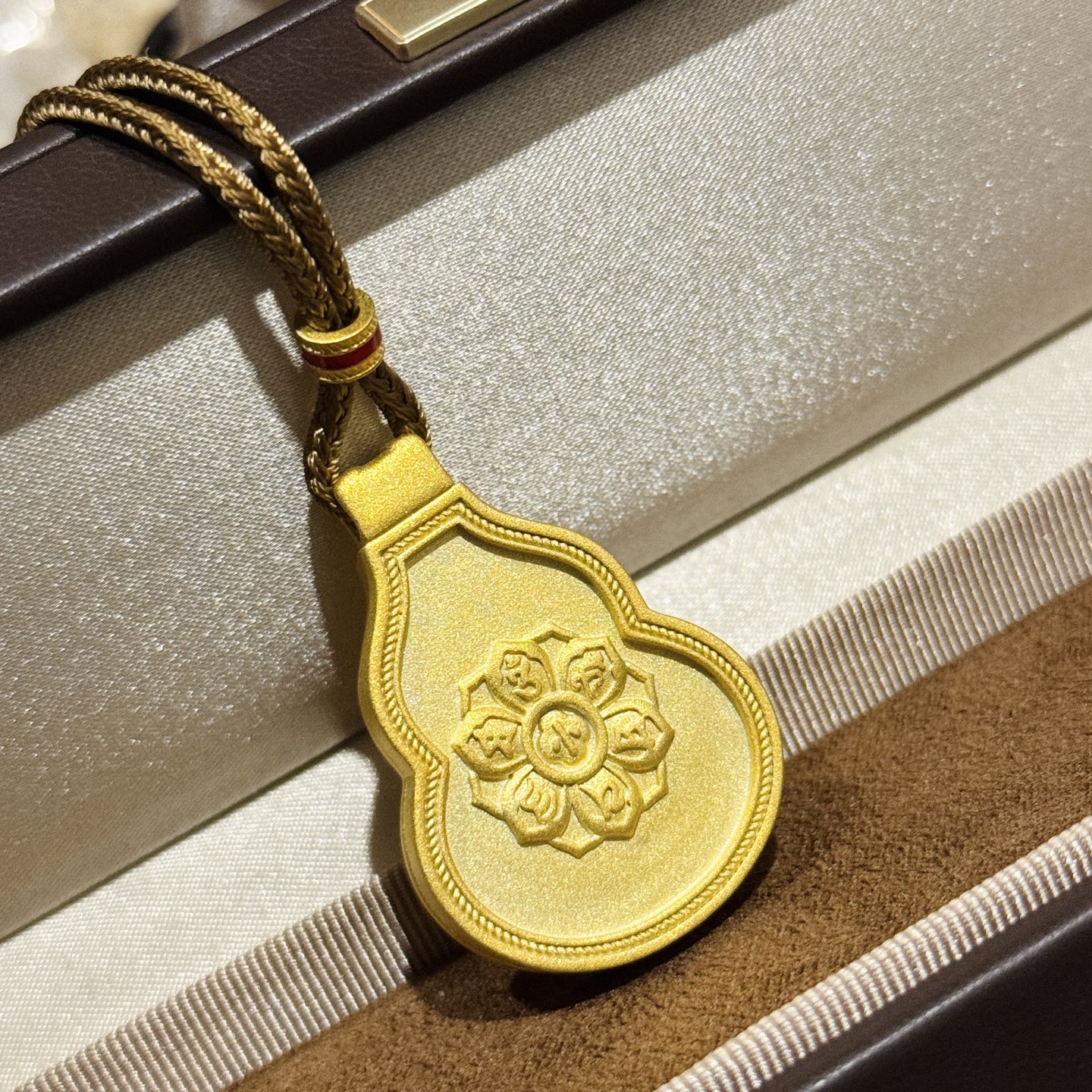 
A6067 👑纯银古法黄金工艺 葫芦 可开盖 财神爷 拉丝磨砂葫芦  金丝绳项  葫芦自古就有“福禄吉