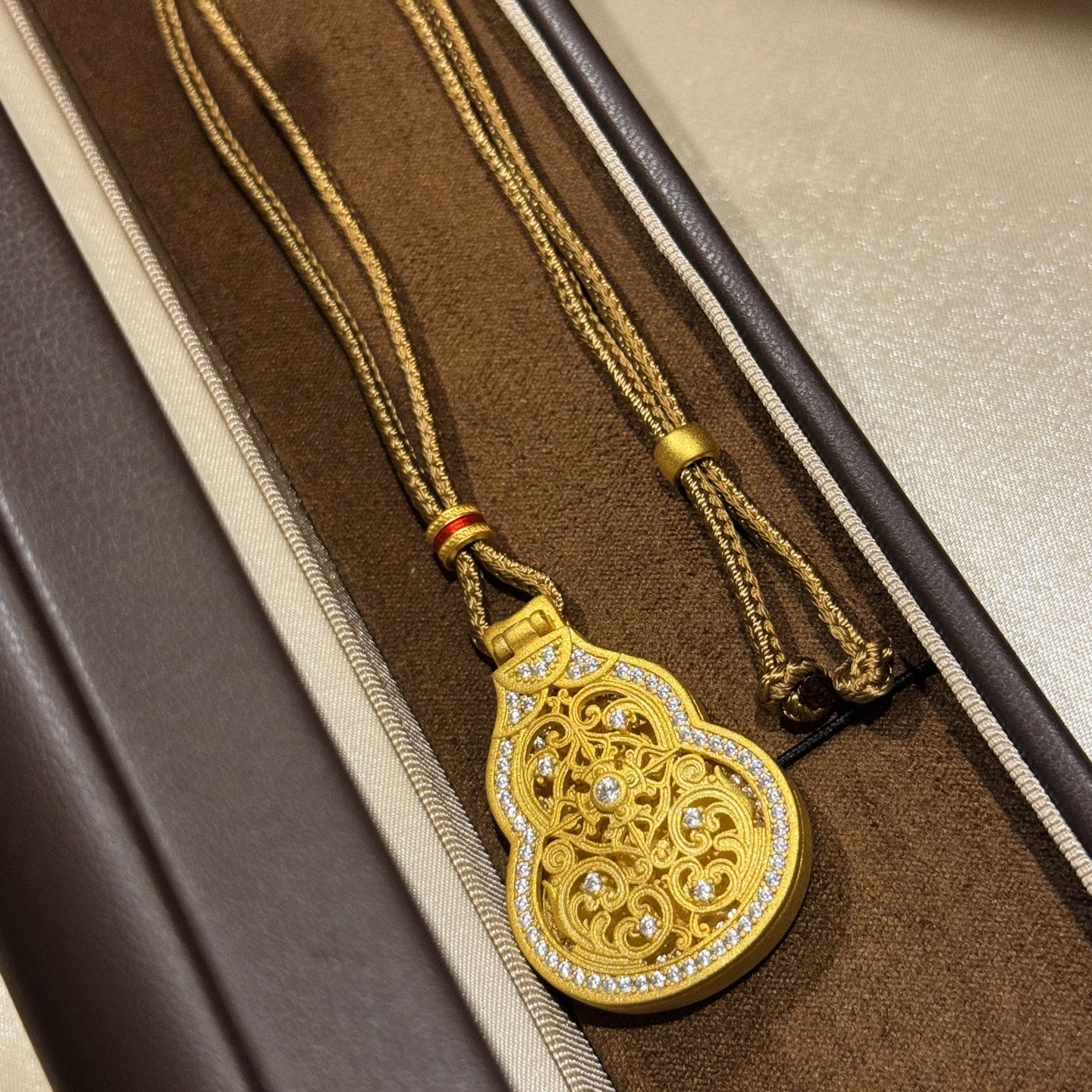 
A6067 👑纯银古法黄金工艺 葫芦 可开盖 财神爷 拉丝磨砂葫芦  金丝绳项  葫芦自古就有“福禄吉