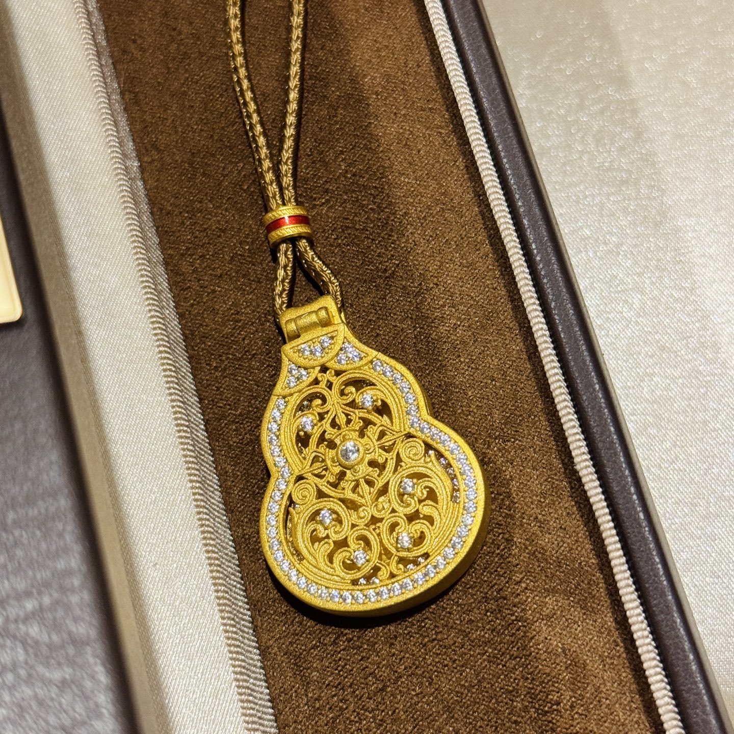 
A6067 👑纯银古法黄金工艺 葫芦 可开盖 财神爷 拉丝磨砂葫芦  金丝绳项  葫芦自古就有“福禄吉