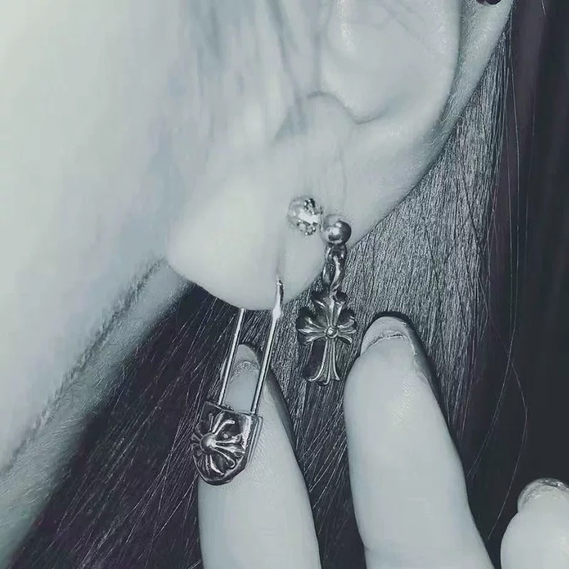 
A4330 👑ChromeHearts  经典克罗心复古别针🧷耳钉 情侣款👫 无与伦比的质感和份量彰显