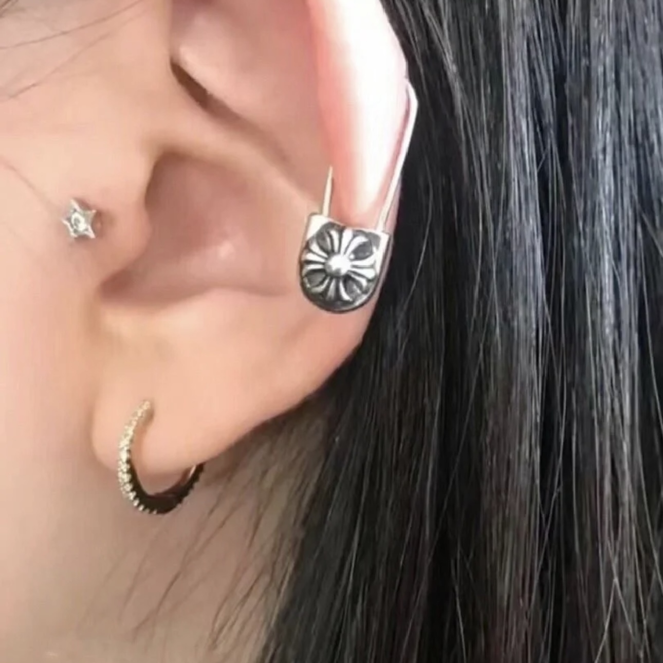 
A4330 👑ChromeHearts  经典克罗心复古别针🧷耳钉 情侣款👫 无与伦比的质感和份量彰显