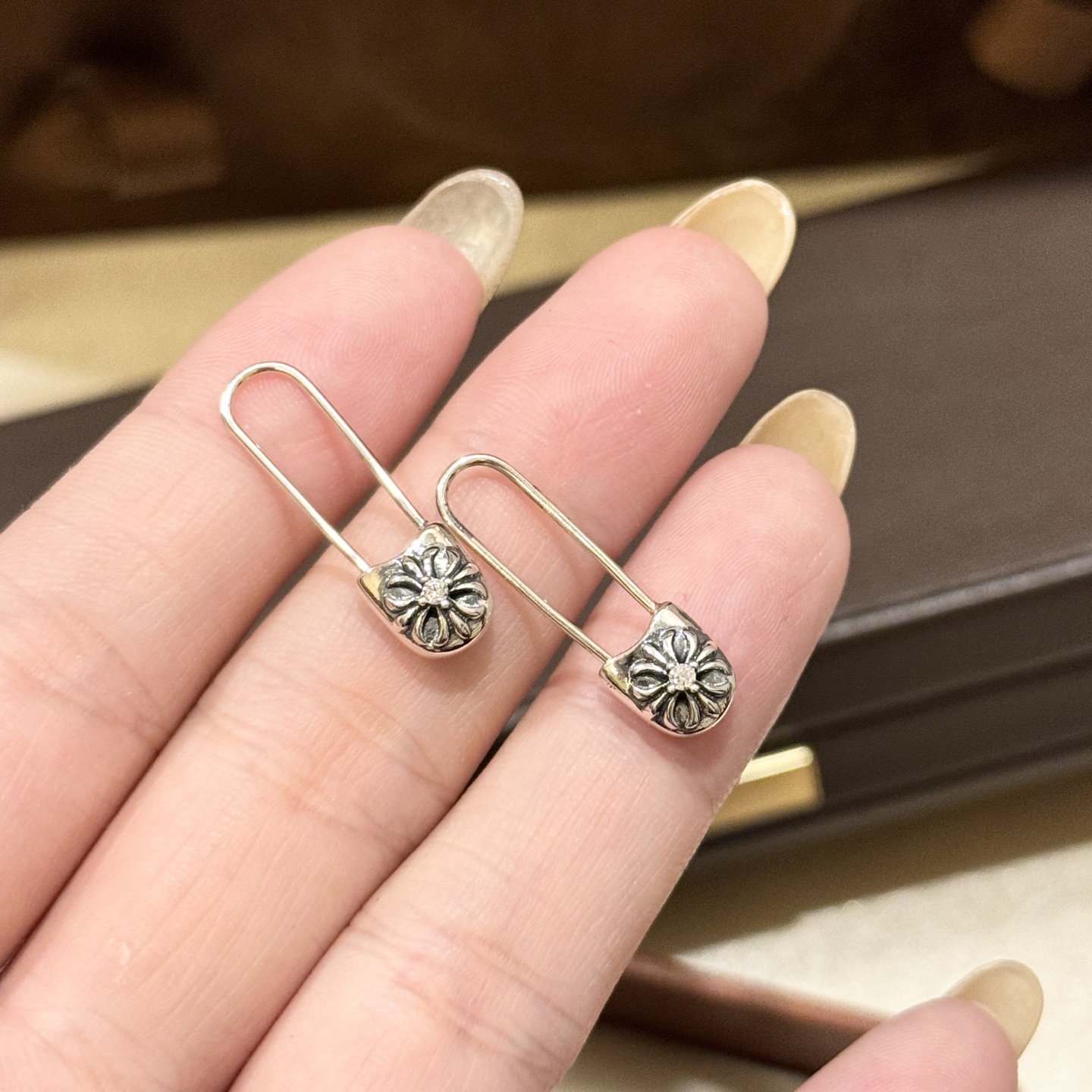 
A4330 👑ChromeHearts  经典克罗心复古别针🧷耳钉 情侣款👫 无与伦比的质感和份量彰显