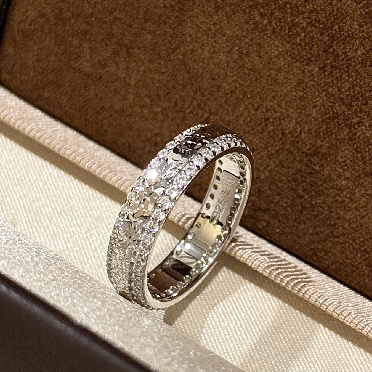 
A5703  👑爆款 CNC工艺 重工工艺 质感十足 碎碎冰 双排钻 💍戒指 三面工艺精湛打造 将璀璨