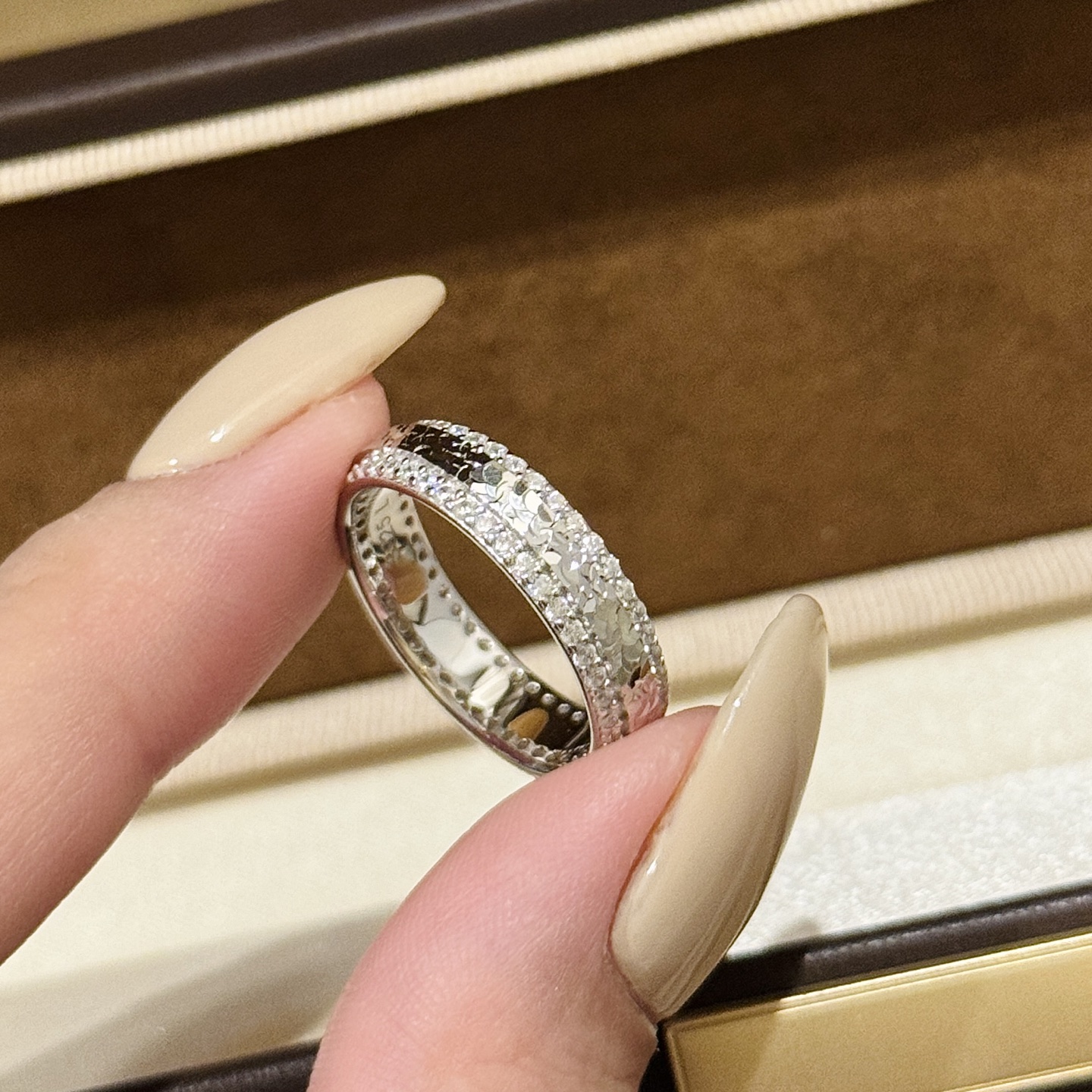
A5703  👑爆款 CNC工艺 重工工艺 质感十足 碎碎冰 双排钻 💍戒指 三面工艺精湛打造 将璀璨