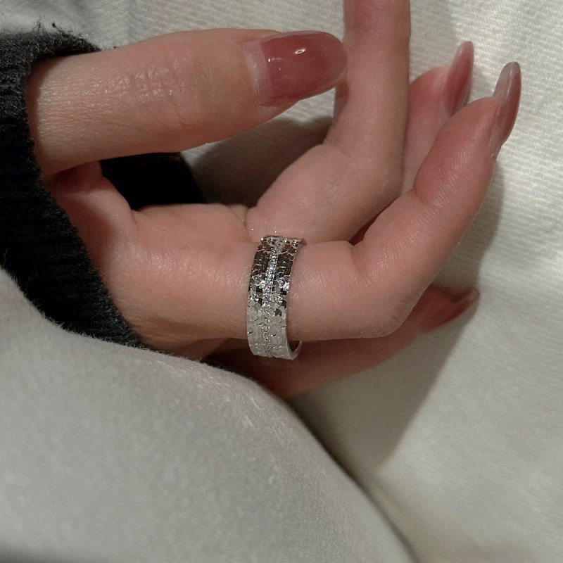 
A5942 👑爆款 CNC工艺 重工工艺 质感十足 碎碎冰 单排钻 💍戒指 三面工艺精湛打造 将璀璨星