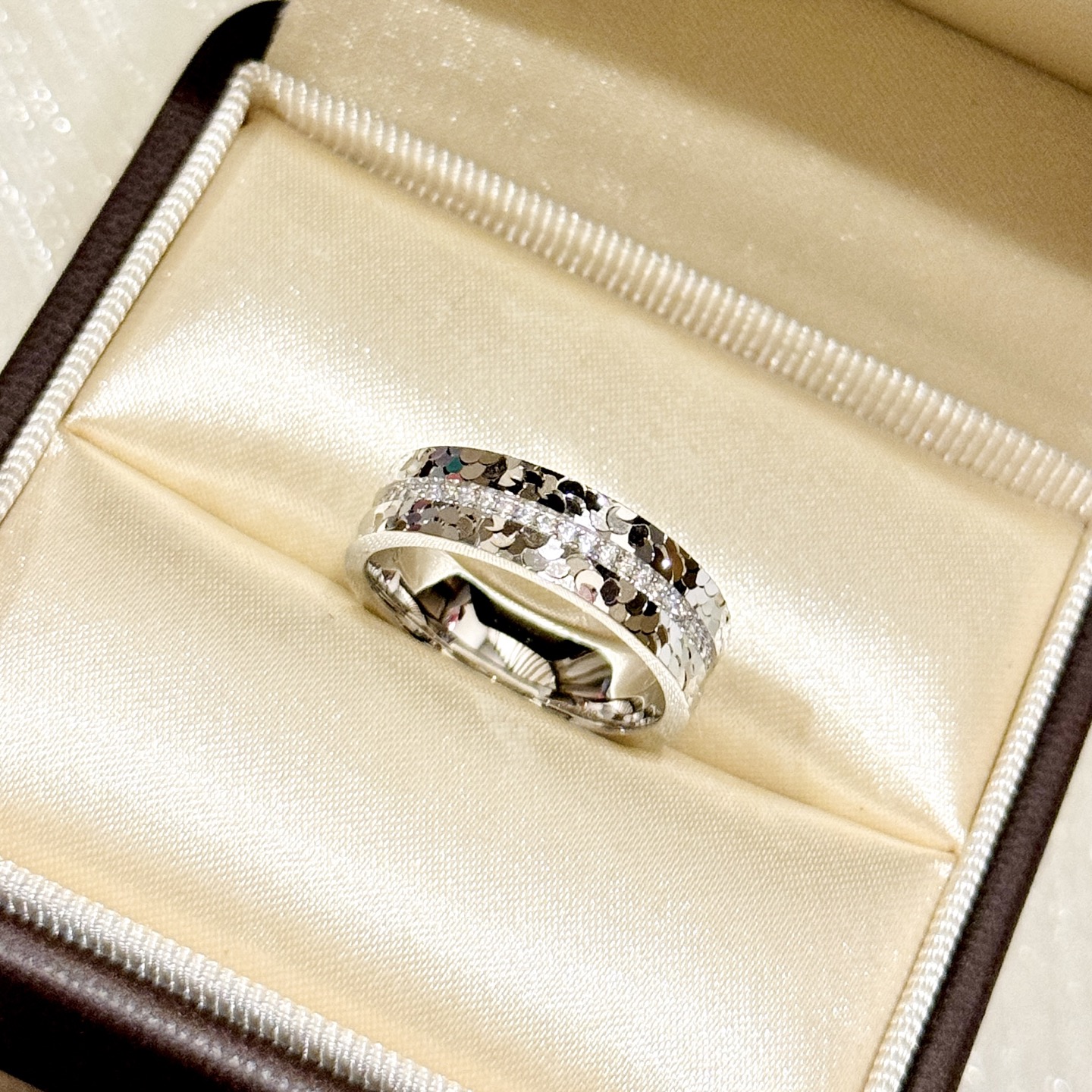 
A5942 👑爆款 CNC工艺 重工工艺 质感十足 碎碎冰 单排钻 💍戒指 三面工艺精湛打造 将璀璨星