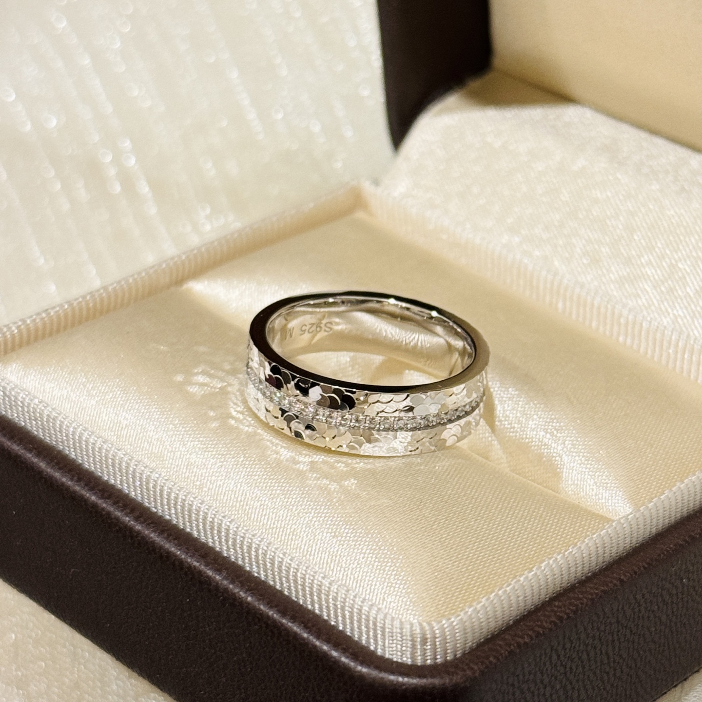 
A5942 👑爆款 CNC工艺 重工工艺 质感十足 碎碎冰 单排钻 💍戒指 三面工艺精湛打造 将璀璨星