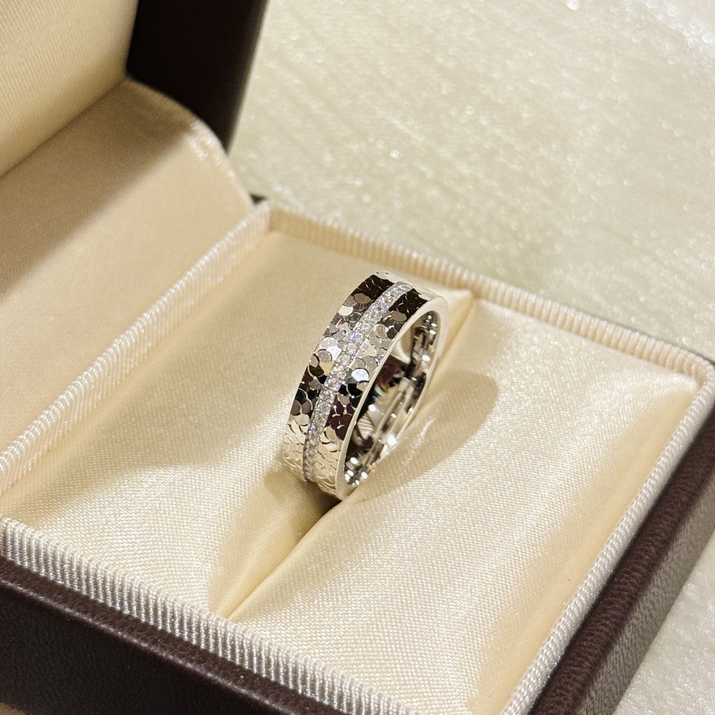 
A5942 👑爆款 CNC工艺 重工工艺 质感十足 碎碎冰 单排钻 💍戒指 三面工艺精湛打造 将璀璨星