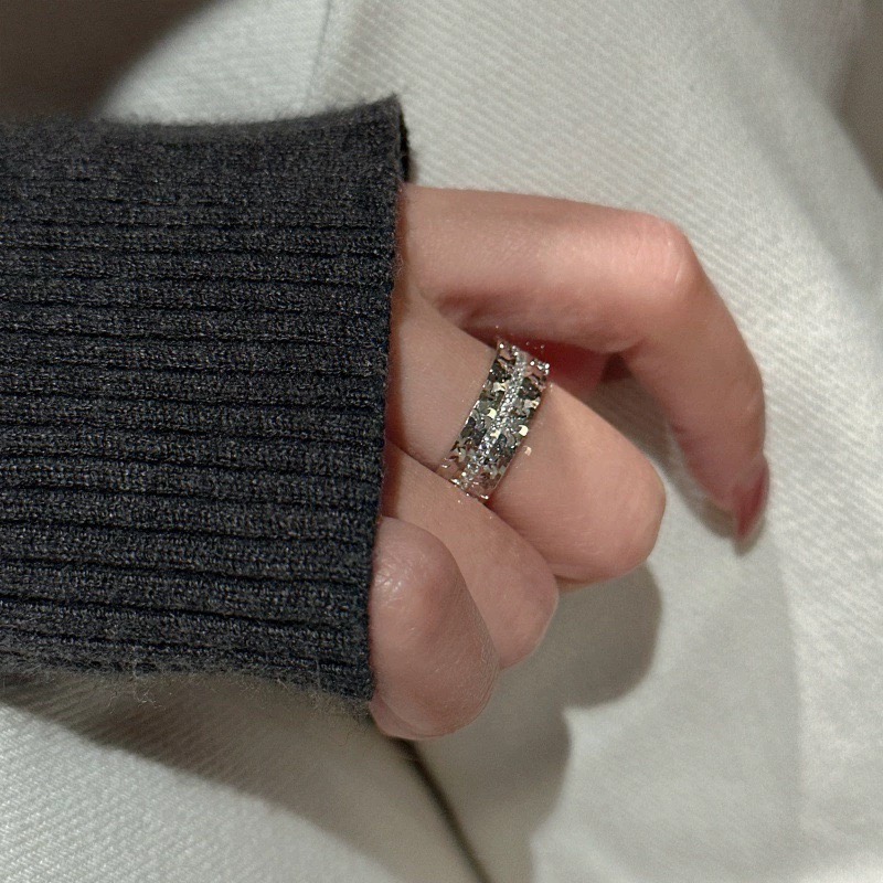 
A5942 👑爆款 CNC工艺 重工工艺 质感十足 碎碎冰 单排钻 💍戒指 三面工艺精湛打造 将璀璨星