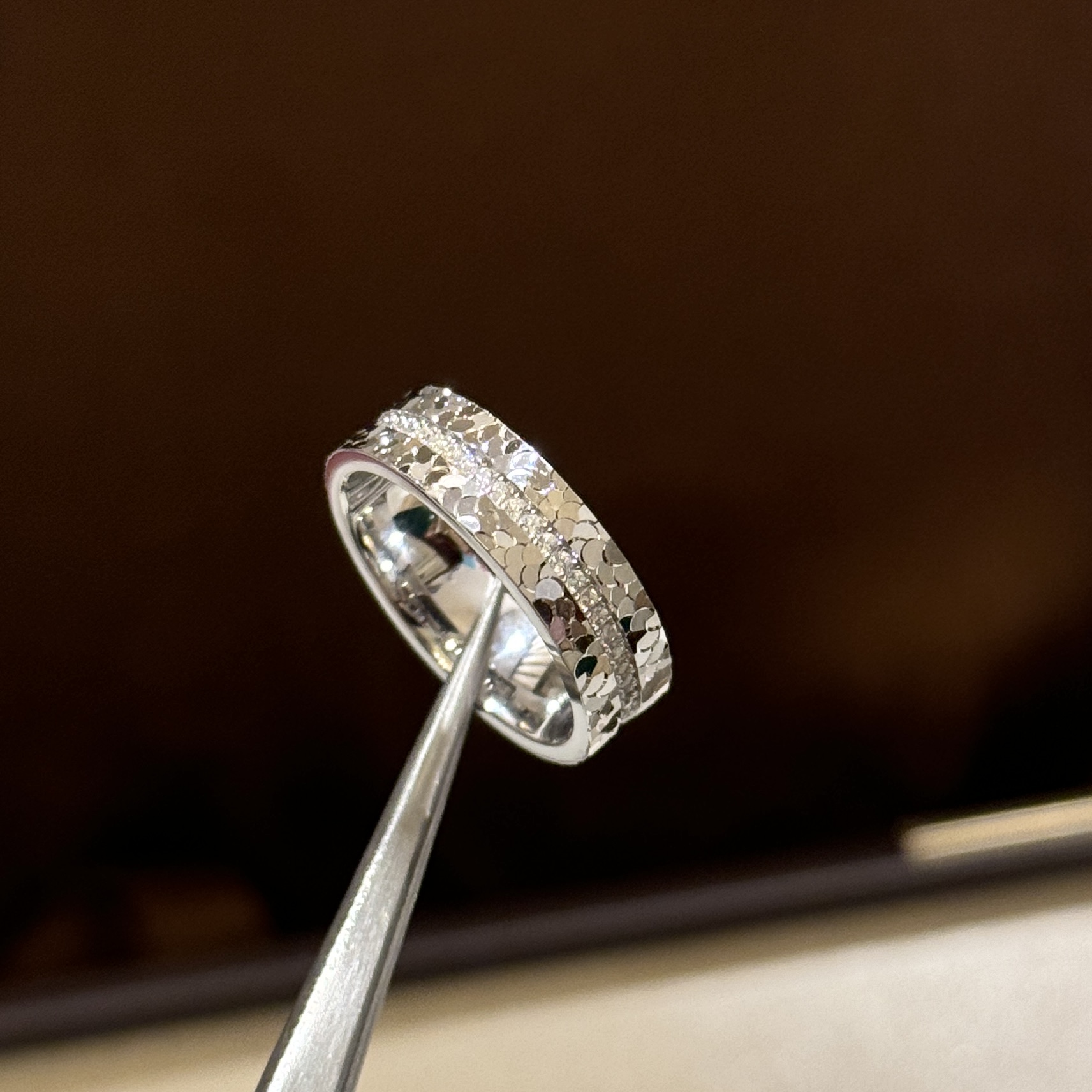 
A5942 👑爆款 CNC工艺 重工工艺 质感十足 碎碎冰 单排钻 💍戒指 三面工艺精湛打造 将璀璨星