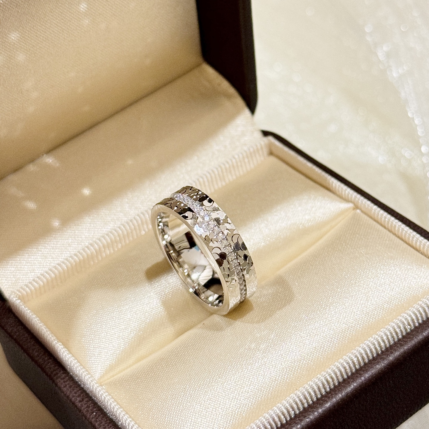 
A5942 👑爆款 CNC工艺 重工工艺 质感十足 碎碎冰 单排钻 💍戒指 三面工艺精湛打造 将璀璨星