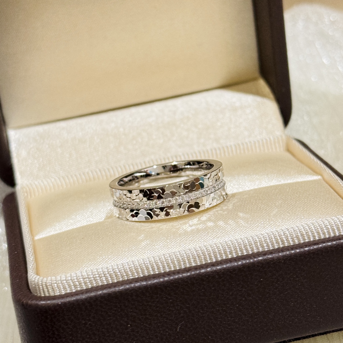 
A5942 👑爆款 CNC工艺 重工工艺 质感十足 碎碎冰 单排钻 💍戒指 三面工艺精湛打造 将璀璨星