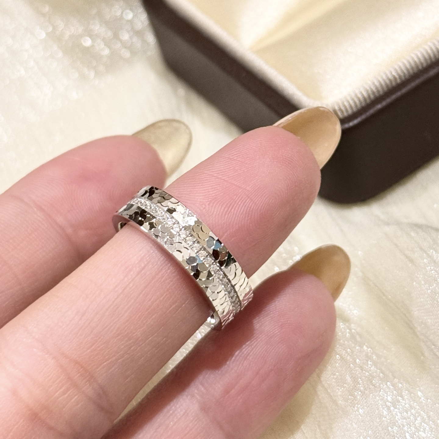
A5942 👑爆款 CNC工艺 重工工艺 质感十足 碎碎冰 单排钻 💍戒指 三面工艺精湛打造 将璀璨星