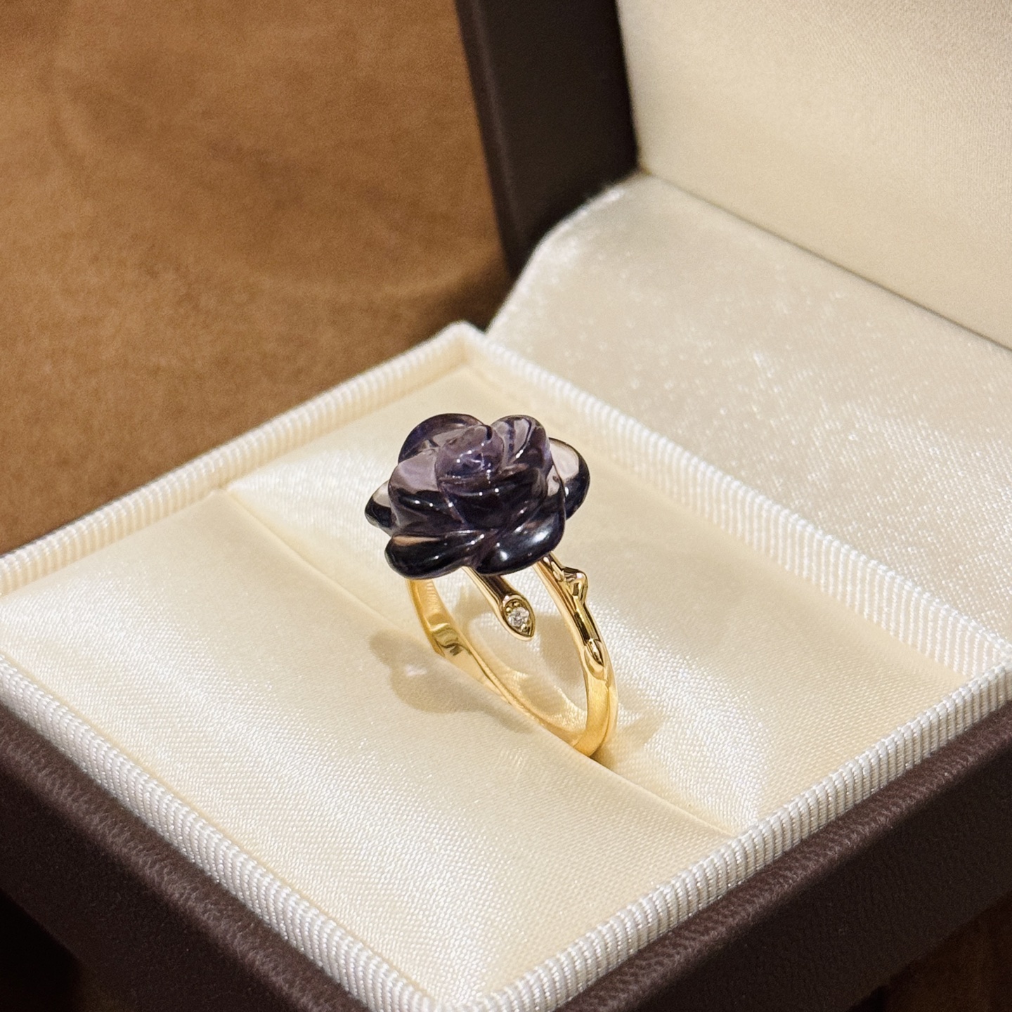 
A6121  👑 D家 新款 紫水晶🔮 玫瑰花 花藤戒指 突显绽放的玫瑰花蕾，宛若对未来欢乐时刻的承诺