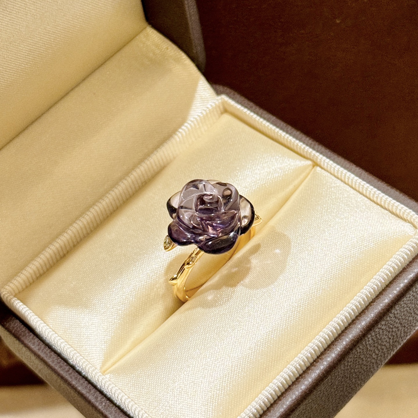 
A6121  👑 D家 新款 紫水晶🔮 玫瑰花 花藤戒指 突显绽放的玫瑰花蕾，宛若对未来欢乐时刻的承诺