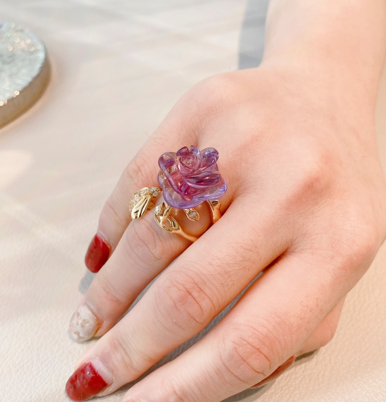 
A6121  👑 D家 新款 紫水晶🔮 玫瑰花 花藤戒指 突显绽放的玫瑰花蕾，宛若对未来欢乐时刻的承诺