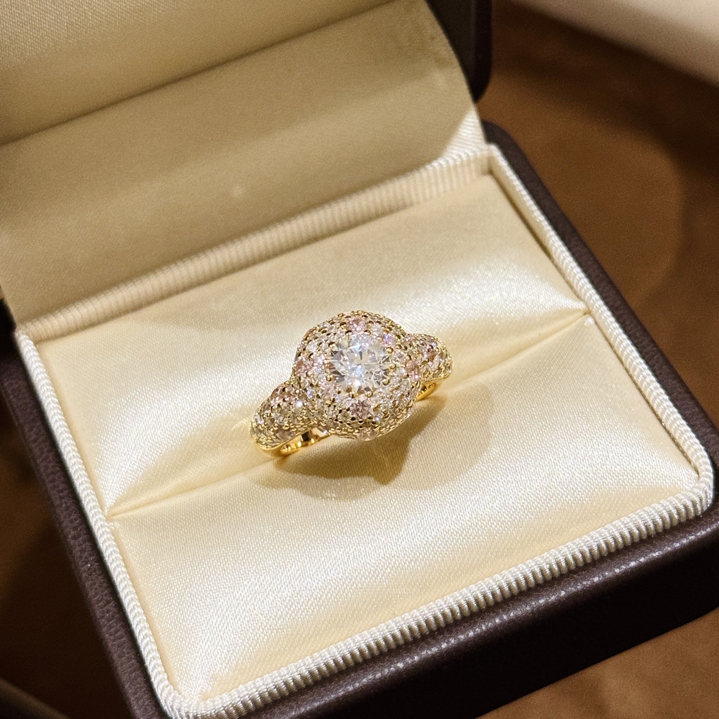 
A6143 👑 独立设计师款 浪漫💕粉钻 甜甜圈 蛋糕戒指💍 具备大都会的魅力妖艳风尚❕绝对是女神们的