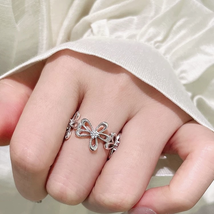 💰115
A6163 👑独立设计师款 中古风 不规则 花朵 拉丝戒指💍 高端定制925纯银微镶顶级工艺 18K镀金  网红达人 时尚一族必备单品 上手 超好看😘678码齐  纯银戒指