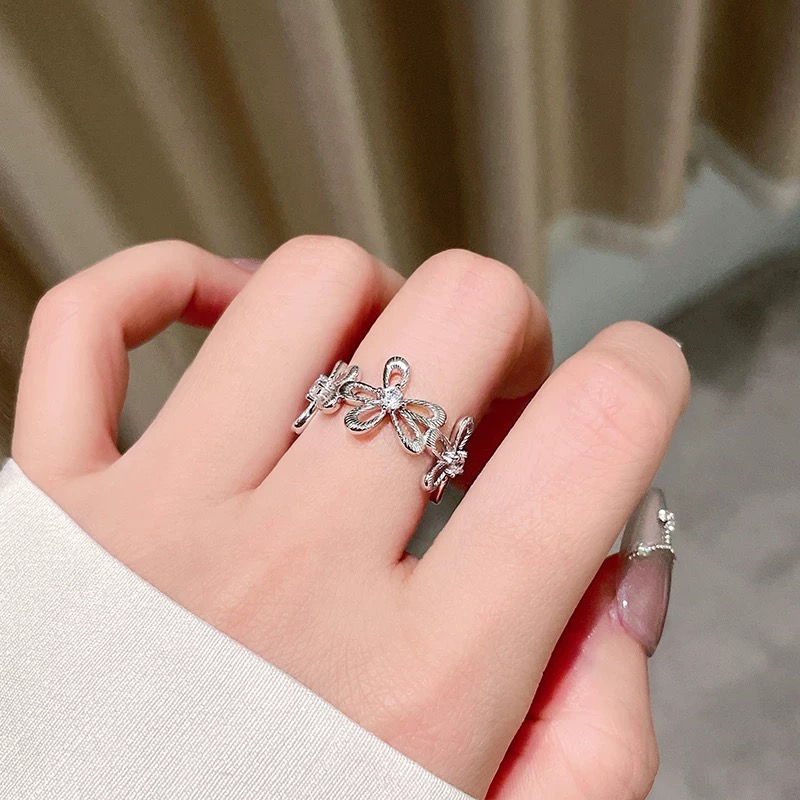 💰115
A6163 👑独立设计师款 中古风 不规则 花朵 拉丝戒指💍 高端定制925纯银微镶顶级工艺 18K镀金  网红达人 时尚一族必备单品 上手 超好看😘678码齐  纯银戒指