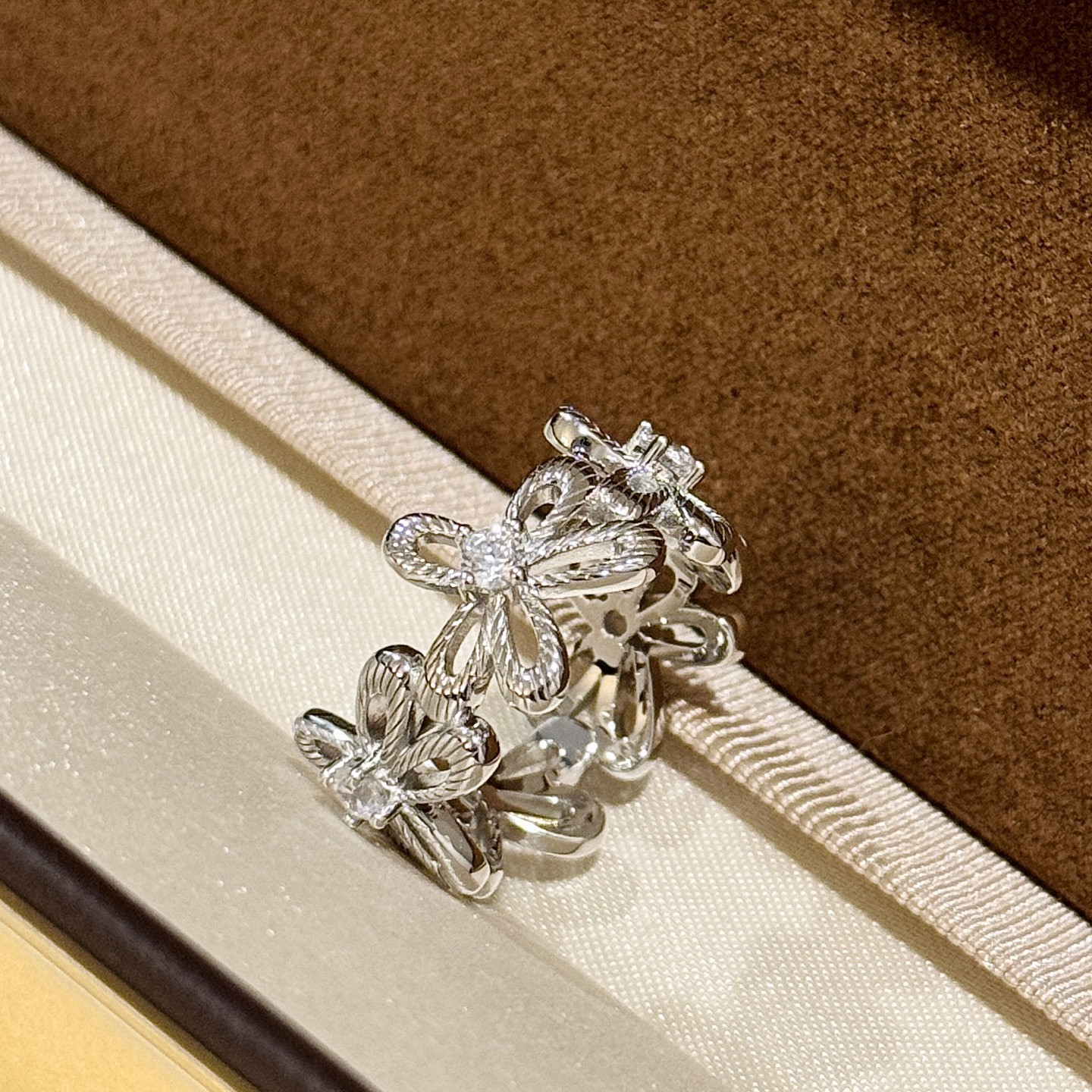 💰115
A6163 👑独立设计师款 中古风 不规则 花朵 拉丝戒指💍 高端定制925纯银微镶顶级工艺 18K镀金  网红达人 时尚一族必备单品 上手 超好看😘678码齐  纯银戒指