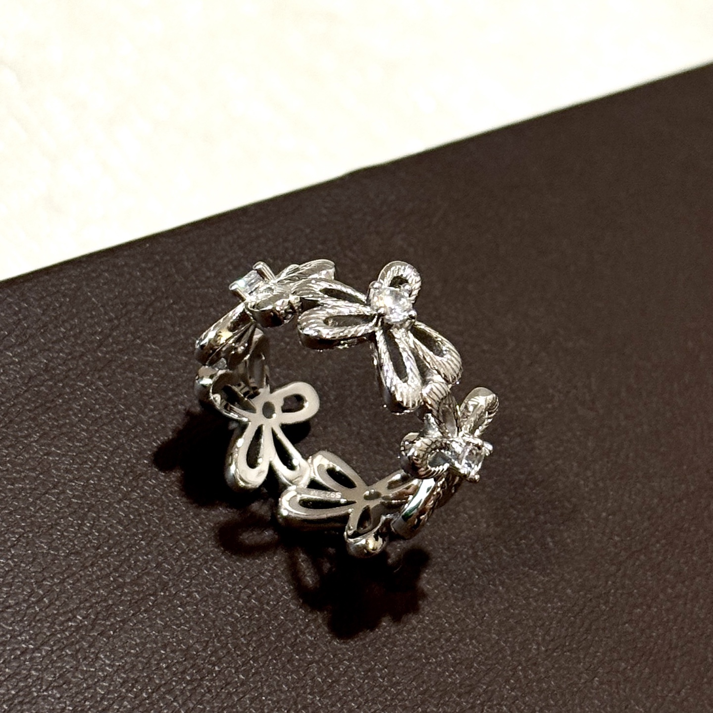 💰115
A6163 👑独立设计师款 中古风 不规则 花朵 拉丝戒指💍 高端定制925纯银微镶顶级工艺 18K镀金  网红达人 时尚一族必备单品 上手 超好看😘678码齐  纯银戒指