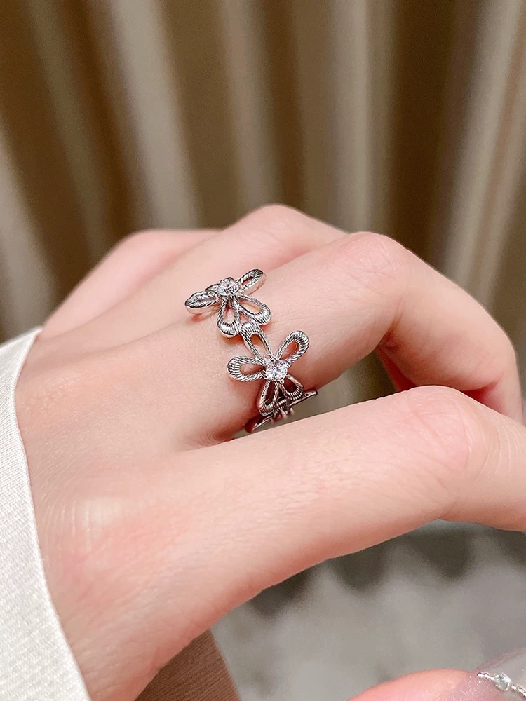 💰115
A6163 👑独立设计师款 中古风 不规则 花朵 拉丝戒指💍 高端定制925纯银微镶顶级工艺 18K镀金  网红达人 时尚一族必备单品 上手 超好看😘678码齐  纯银戒指