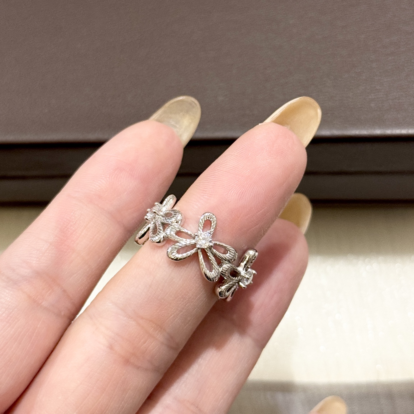 💰115
A6163 👑独立设计师款 中古风 不规则 花朵 拉丝戒指💍 高端定制925纯银微镶顶级工艺 18K镀金  网红达人 时尚一族必备单品 上手 超好看😘678码齐  纯银戒指
