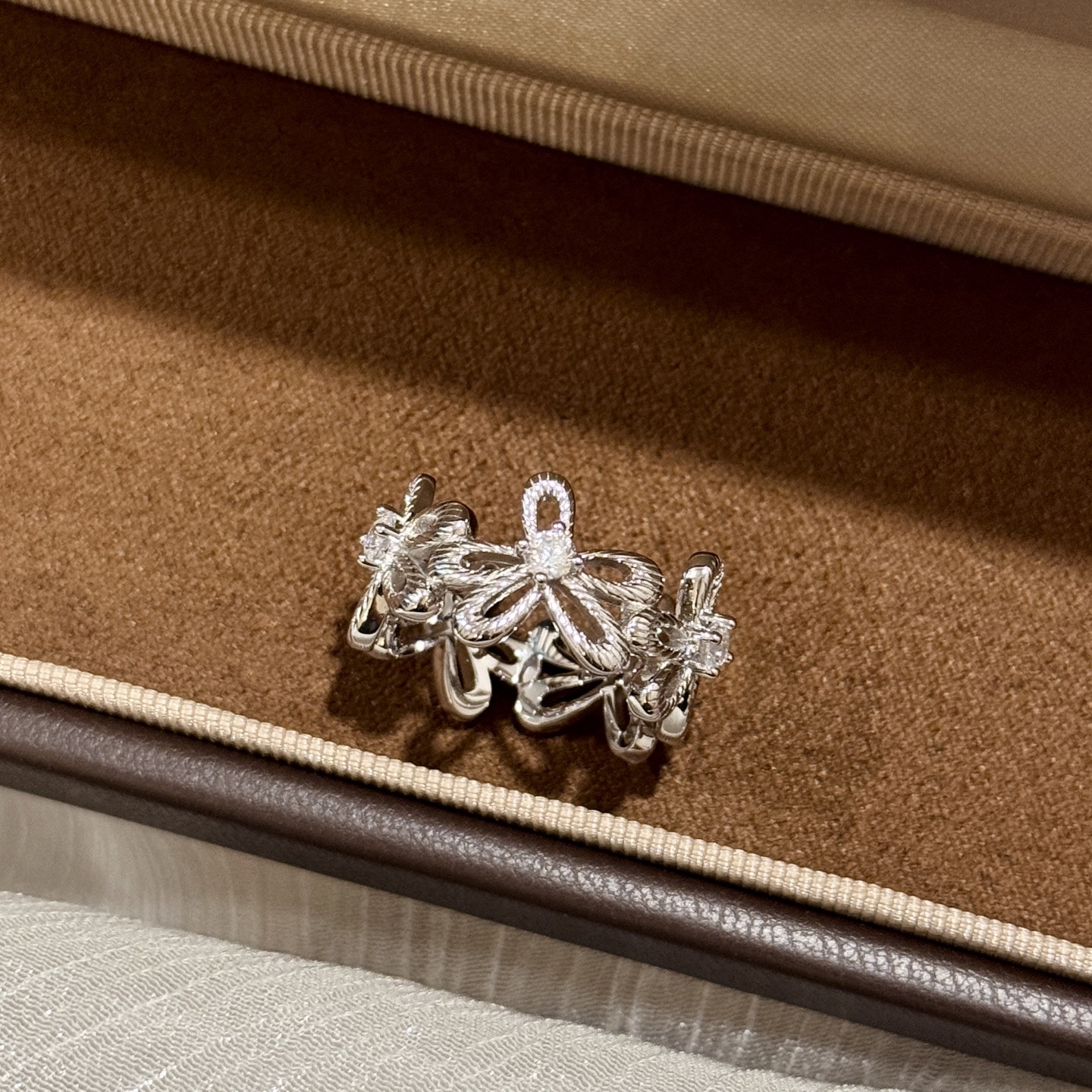 💰115
A6163 👑独立设计师款 中古风 不规则 花朵 拉丝戒指💍 高端定制925纯银微镶顶级工艺 18K镀金  网红达人 时尚一族必备单品 上手 超好看😘678码齐  纯银戒指