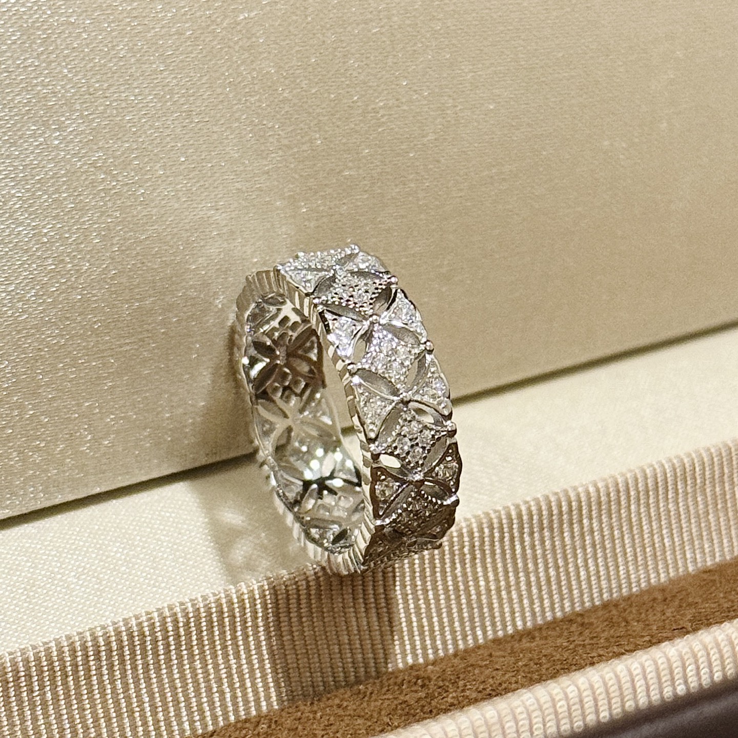 
A6219 👑独立设计师 新款 太好看啊😻蕾丝镂空 菱格纹 戒指 细腻优雅的纹理 点缀小钻石 blin