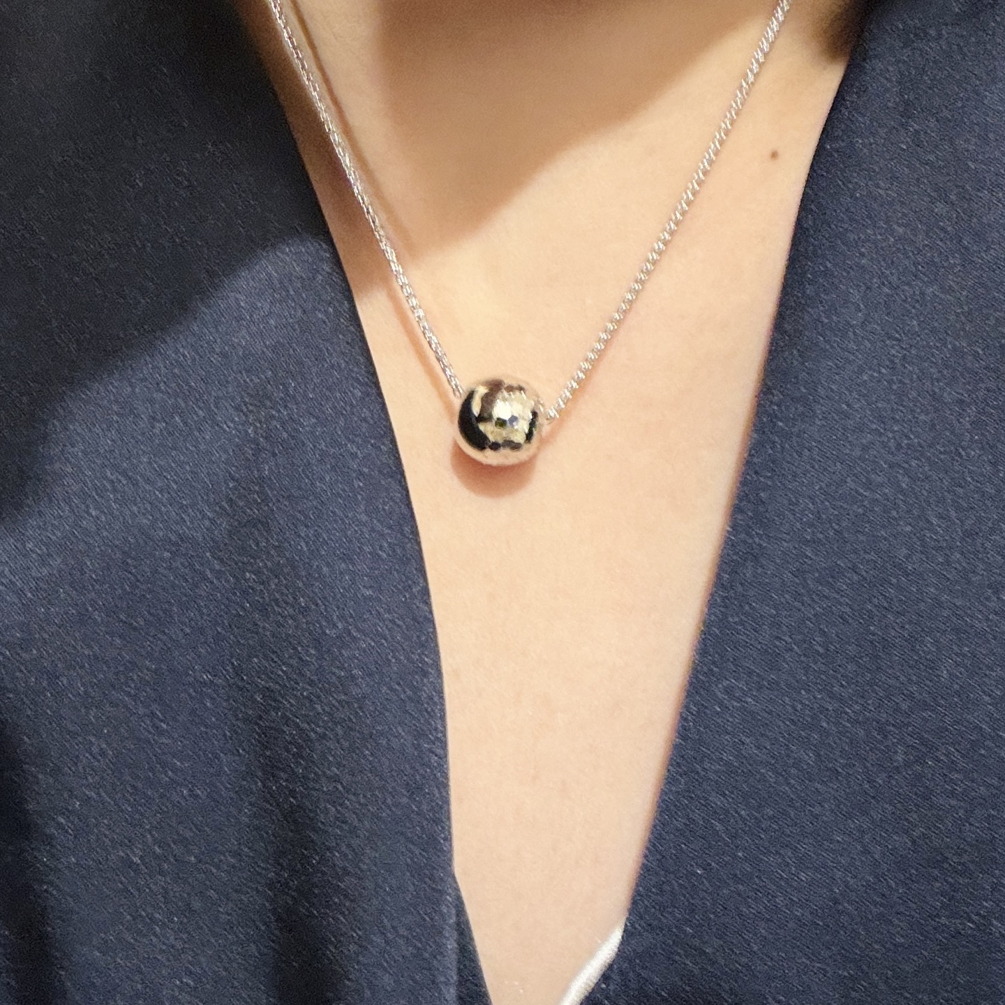 
A6185 👄独立设计师爆款 碎冰冰球形 半蜂巢 半光面 项链 手工定制 独一无二 超级超级百搭 经典