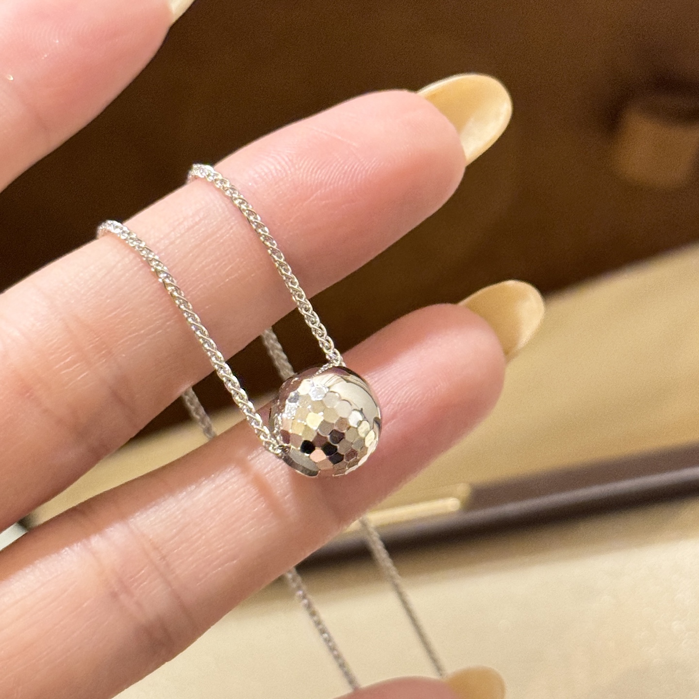 
A6185 👄独立设计师爆款 碎冰冰球形 半蜂巢 半光面 项链 手工定制 独一无二 超级超级百搭 经典