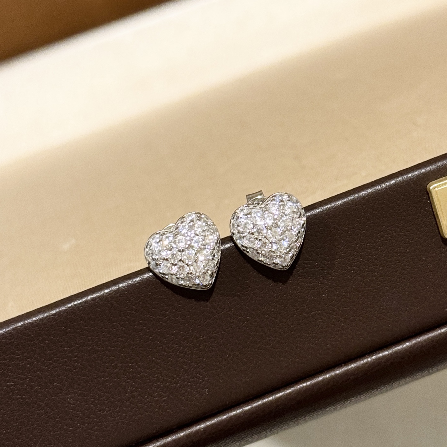 A6266 👑 大牌新款 --LOVE系列 爱心 满钻 耳钉 S925纯银微镶满钻 精致 甜美 新颖、魅