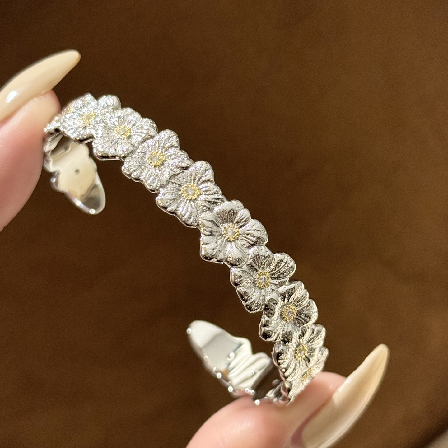 
A6308  👑爆款 中古系列🌼Vintage 小雏菊 磨砂手镯 绽放手腕的复古浪漫 每一次佩戴，都是
