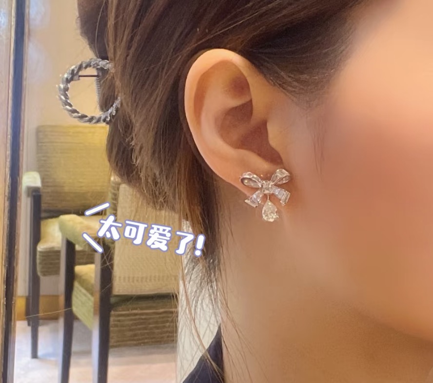  
S0036 👑大牌 新款 格拉夫 水滴 蝴蝶结🎀 耳钉 高定款式，是惊艳的感觉！一眼就会心动的款 把