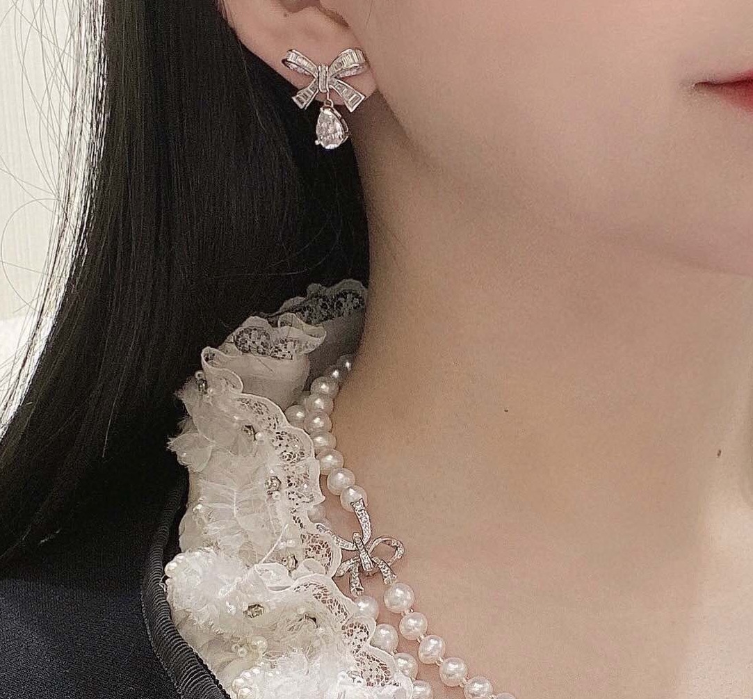  
S0036 👑大牌 新款 格拉夫 水滴 蝴蝶结🎀 耳钉 高定款式，是惊艳的感觉！一眼就会心动的款 把